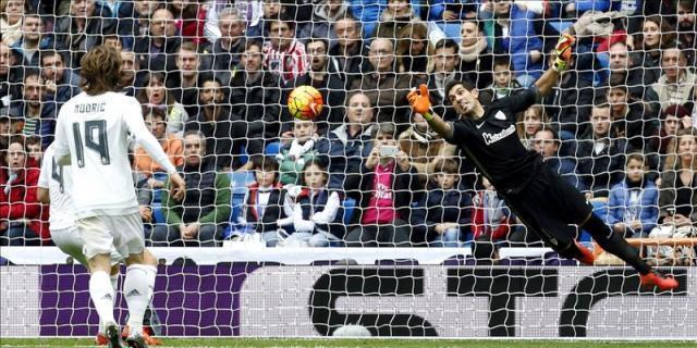 4-2. James saca airoso al Real Madrid de su duelo más exigente