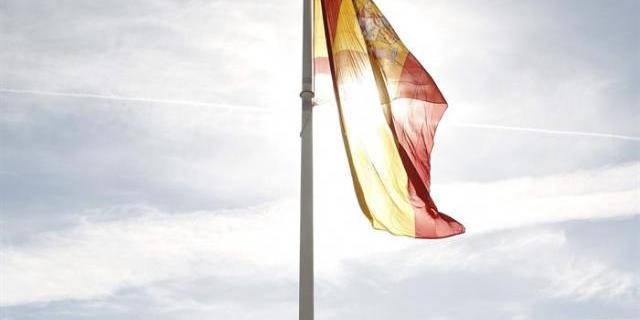 El viento daña la bandera de España de la plaza de Colón que repondrá la Armada