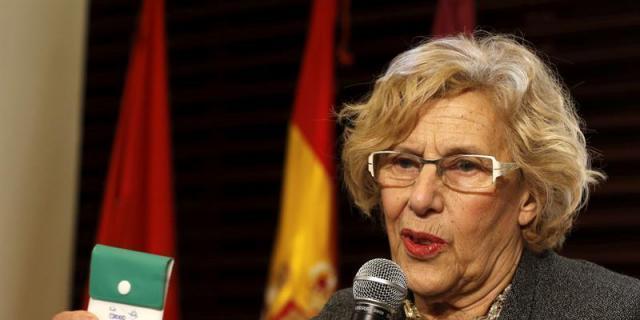 Carmena explica cómo se deben usar los ceniceros de bolsillo