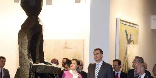 Los Reyes visitan ARCO y muestran su admiración por el cuadro de Joaquín Torres-García