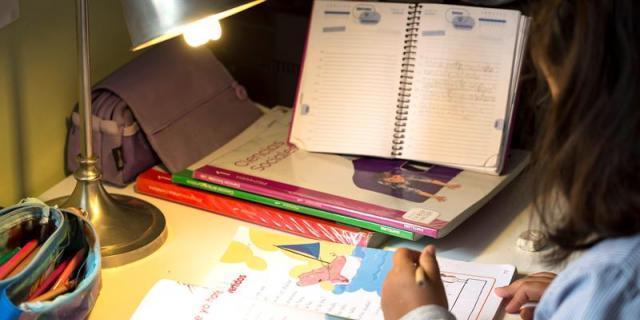 Parla aumenta casi un 50% la partida destinada a becas de material escolar