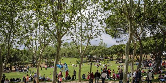 Manuela Carmena asiste a misa, pasea en la Pradera y come cocido