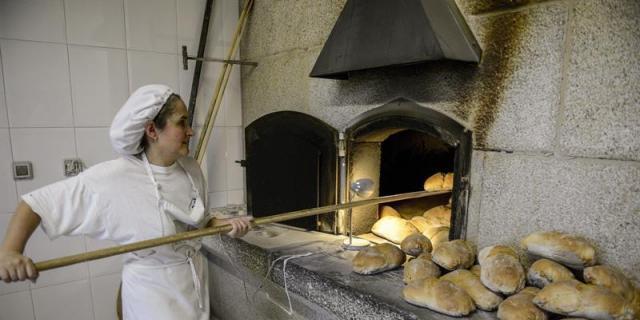 Panaderos que reivindican el pan tradicional, que cruje