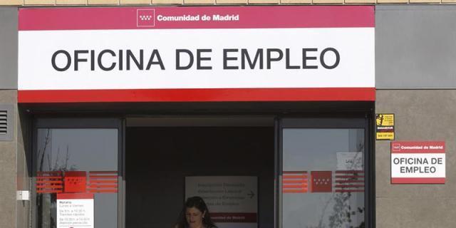 Cifuentes ve positivos los datos del paro pero no está satisfecha "del todo"
