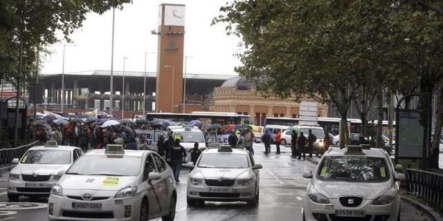 El Ayuntamiento dará hasta 3.000 euros para comprar taxis "cero emisiones"