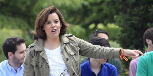 Sáenz de Santamaría pide votos y no vetos en un mítin en Pozuelo