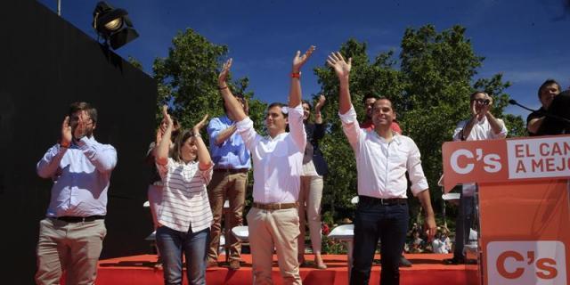 Rivera promete recuperar el rumbo que tuvo España con Suárez, González y Aznar