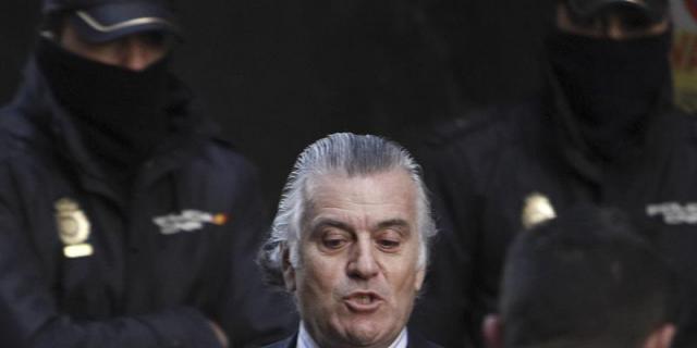 Denuncian a Bárcenas por agredir a un hombre que le increpó al salir de votar