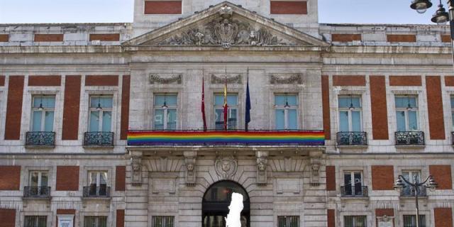 La bandera arcoíris luce en la fachada de la Real Casa de Correos