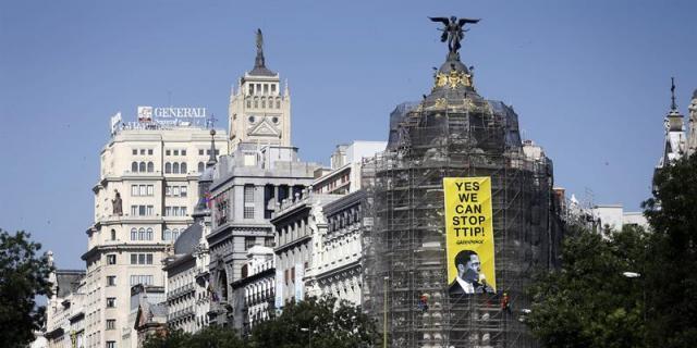 Greenpeace descuelga una gran pancarta contra el TTIP en Madrid dirigida a Obama