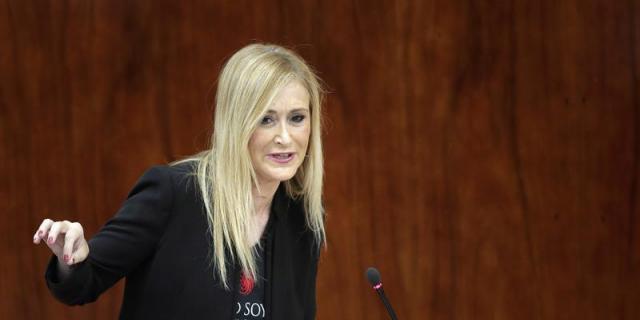 Cifuentes luce en la Asamblea una camiseta de Juego de Tronos