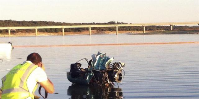 Mueren dos personas al caer un helicóptero al embalse de Valmayor