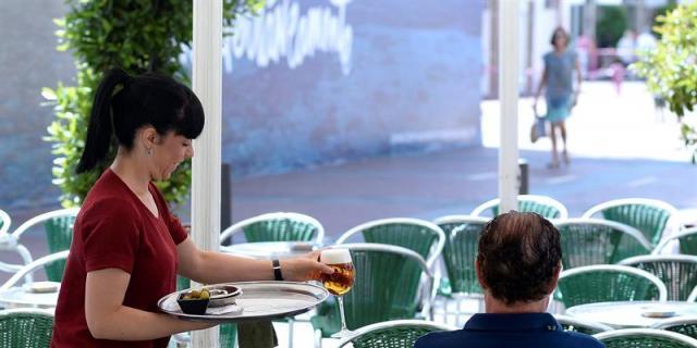 El paro baja en todas las autonomías en julio