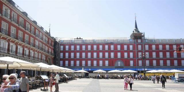 La limpieza de grafitis deteriora la plaza Mayor de Madrid