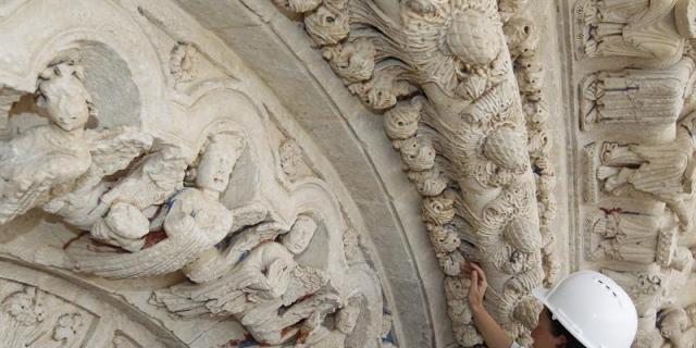 "De la piedra a la madera": reconstruir cordófonos tallados hace ocho siglos