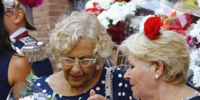 Carmena pide a la Virgen de la Paloma más humanidad en el mundo
