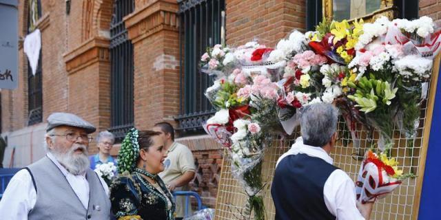 Madrid despide sus fiestas más castizas con una ofrenda floral y la procesión