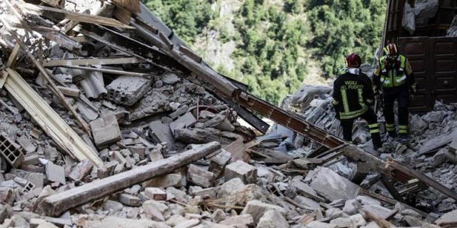 El Ayuntamiento guarda silencio por el terremoto y lucirá los colores de Italia