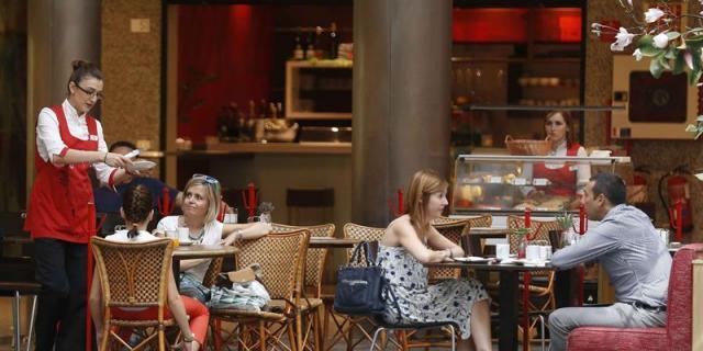 Cifuentes quiere que las terrazas abran a las ocho de la mañana