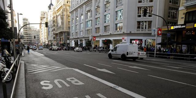 Aguirre denuncia con un paseo por Gran Vía el mal estado de las calzadas