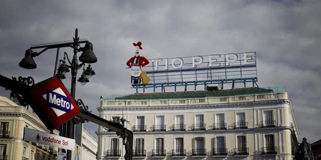 Un bombero y agentes evitan que un hombre se arroje desde el cartel Tío Pepe