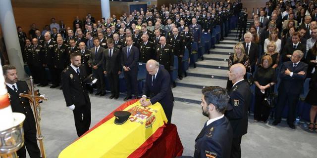 Condecorado el policía muerto en un accidente en la comisaría de Canillas