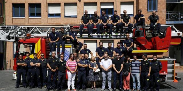 Carmena conoce a los bomberos del parque de Santa María de la Cabeza