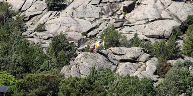 Rescatan en helicópterro en la Pedriza a una mujer que cayó cinco metros