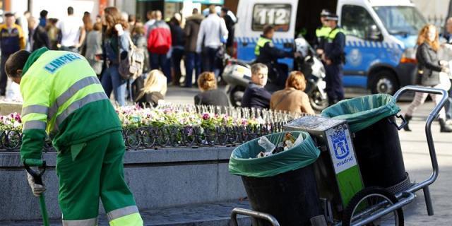 La Policía Municipal controla la limpieza en las calles Madrid
