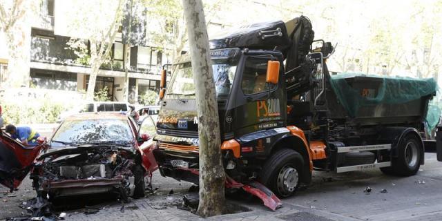 Un camión sin conductor hiere a una mujer y arrolla a seis vehículos en Madrid