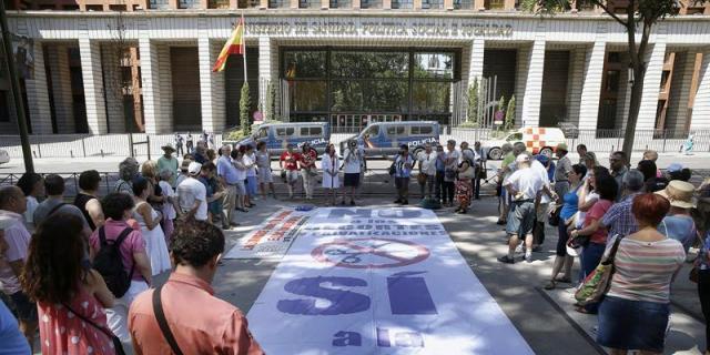 Marea Blanca critica a Cifuentes por mantener "modelos para-públicos" sanitarios