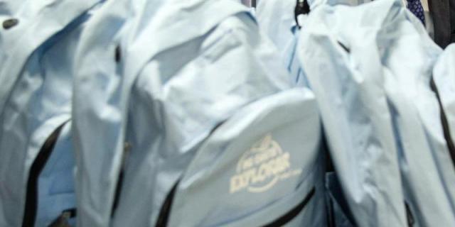 Cruz Roja recibe material escolar recogido en una campaña solidaria en Madrid