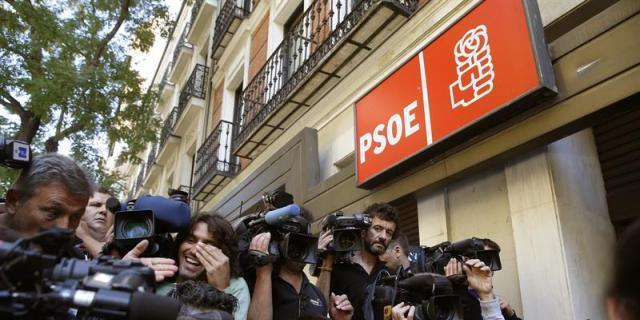 La crisis interna del PSOE colapsa la calle Ferraz