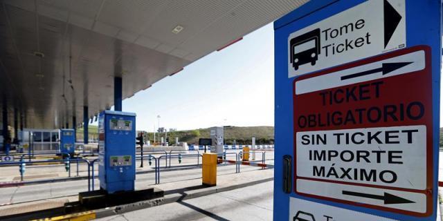 Recogen firmas para pedir que la R-5 sea gratis durante las obras en la A-5 y M-40