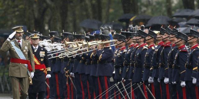 El desfile de la Fiesta Nacional, deslucido por la lluvia