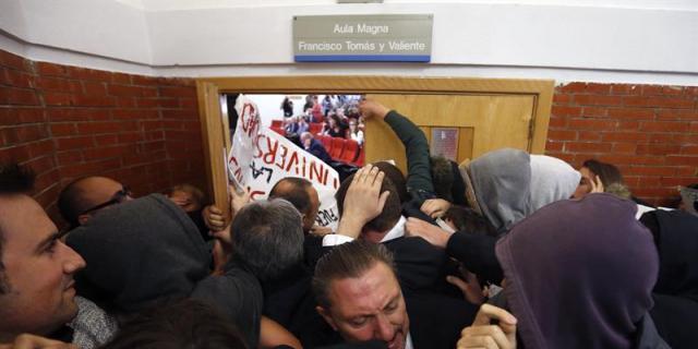 La violencia de una protesta estudiantil obliga a suspender una conferencia de González