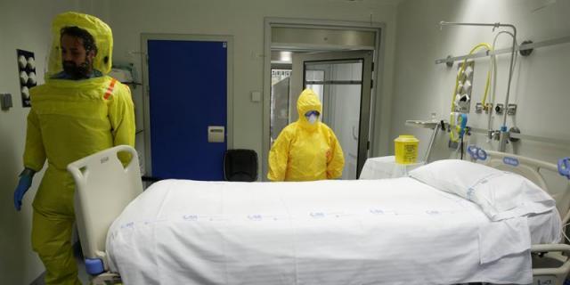 Cifuentes visita la Unidad de Aislamiento del hospital La Paz-Carlos III