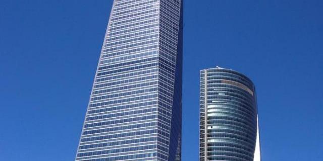 La consultora KPMG corona con su logotipo el edificio más alto de España