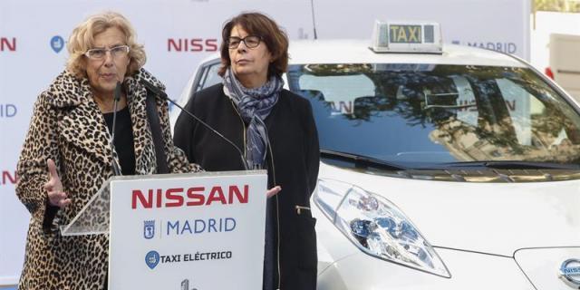 Carmena reivindica la movilidad sostenible al presentar 110 taxis eléctricos