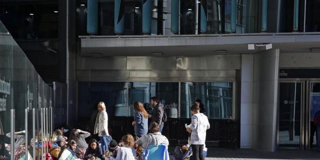 Una treintena de jóvenes hace cola desde hace un mes para ver a Justin Bieber