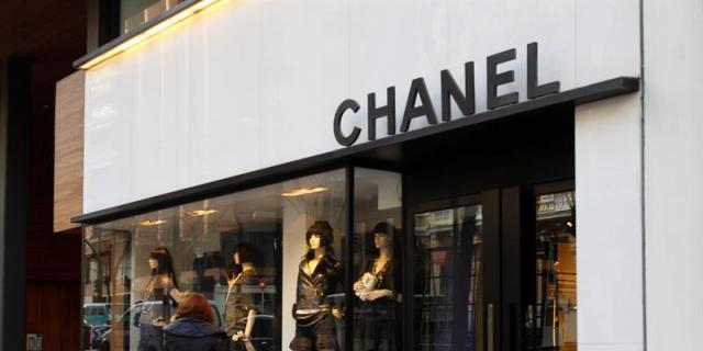 Roban bolsos valorados en 180.000 euros en la tienda de Chanel de la Milla de Oro