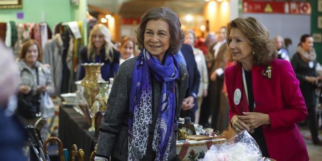 Doña Sofía contribuye con compras navideñas al rastrillo de Nuevo Futuro
