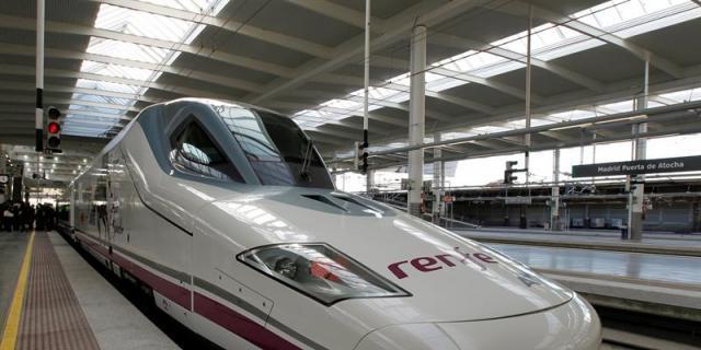 Una avería causa retrasos en trenes AVE con origen y destino en Madrid