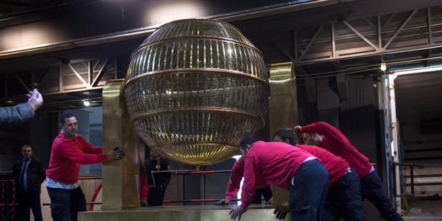 Los bombos de lotería desembarcan en el Teatro Real