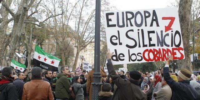 Un centenar de personas piden ante la Embajada Siria el cese de los bombardeos