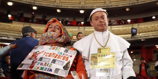 Veinticuatro horas de cola para ver en directo como cantan el Gordo