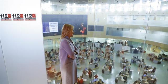  Cifuentes acude al 112 para felicitar la Navidad a la plantilla