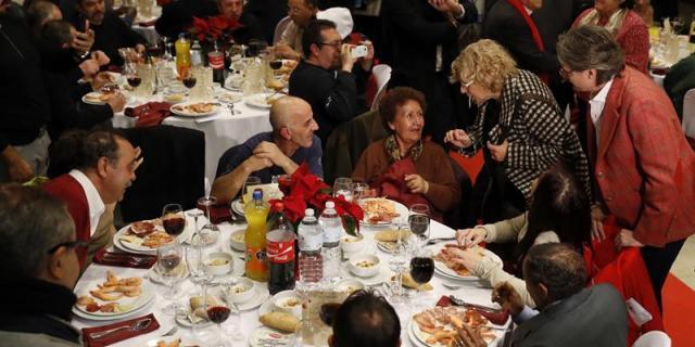 Carmena felicita la Navidad a 200 sintecho: "Estoy para todos"