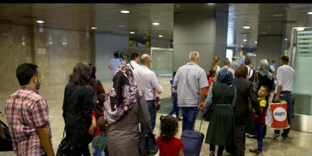 Llegan a Barajas 198 refugiados y ya son 898 los acogidos por España