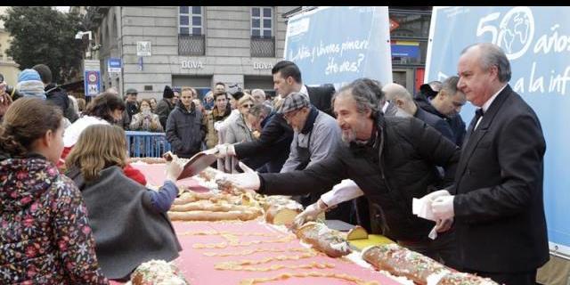 Aldeas infantiles reparte 10.000 raciones de roscón en la madrileña Puerta del Sol